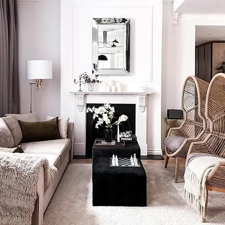 Elegant In The Quiet Center Apartment