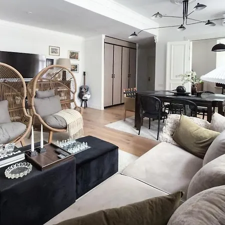 Elegant In The Quiet Center Apartment *