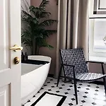 Апартаменти Elegant In The Quiet Center