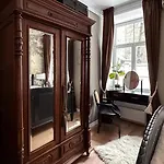 Апартаменти Elegant In The Quiet Center